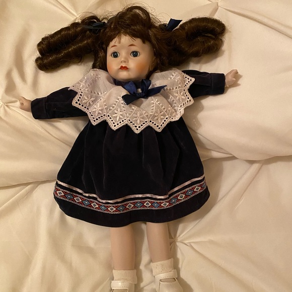 Bundle of 2 Vintage Brinn’s Porcelain Dolls - Picture 13 of 16